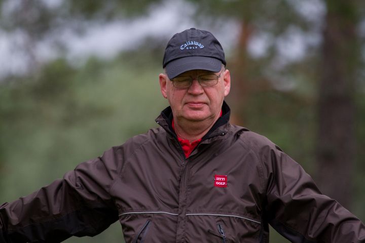 IMG_8254.jpg - Iitti Golfin Jukka T. Toijala keskittyy avauslyöntiinsä.