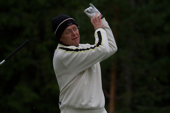 IMG_8944.jpg - Petri Peltoniemeltä irtosi maila kakkosen avauksesa.