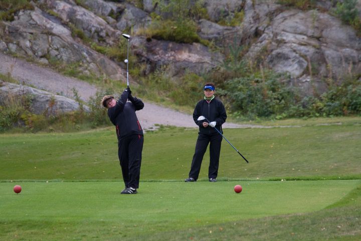 IMG_9013.jpg - Eija Huttunen Kerigolfista ja Päivi Latvala Viipurin Golfista 15 väylällä.