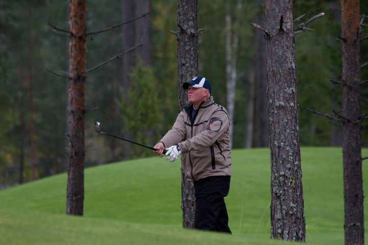 IMG_9036.jpg - Kymen Golfin Aki Pykälistö oli puiden keskellä.