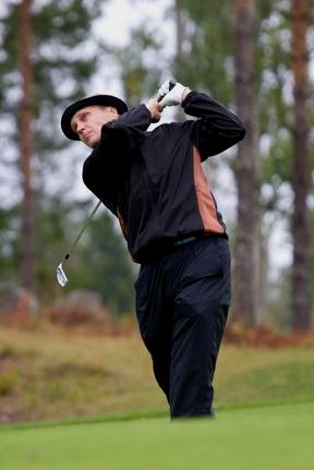 IMG_9075.jpg - Pielisgolfin Juha Holopainen lähestyy.