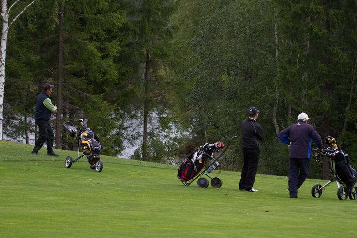 IMG_9246.jpg - Kari jatkoi alamäestä Eerikkalan Aki Siren ja Tarinan Heikki Nuutinen seuraavat.