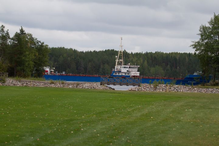 IMG_9269.jpg - Laivat menevät aivan kentän vierestä.