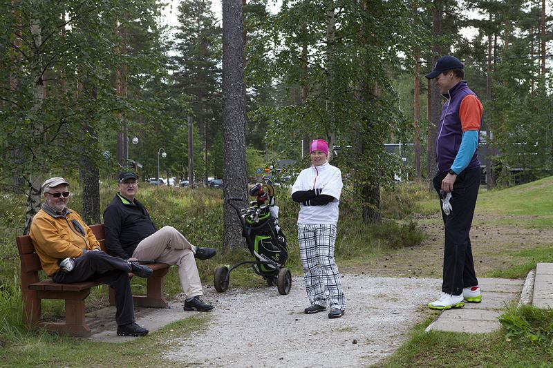 IMG_0194.jpg - Tiiasvuoron odottelua, istumassa Kymen Golfin Risto Hokkanen, Koski-Golfin Seppo Kurki, Joroisten Asta Aali ja ?