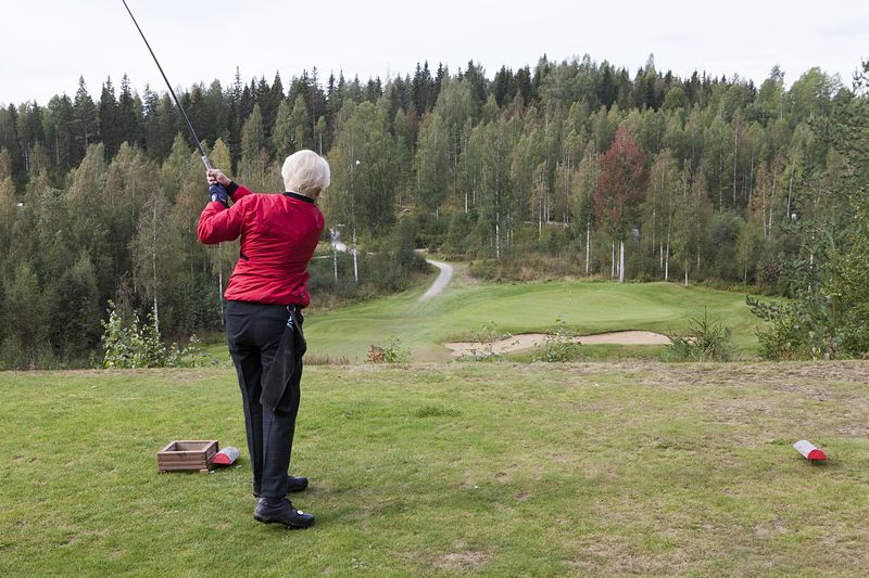 IMG_0221.jpg - Kymen Golfin Marjatta Pykälistön avaus on lähtee viheriölle, tuloksena birdie!