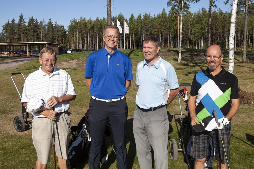 IMG_7609.jpg - Ykkösteellä Kymen Golfin Heikki Pykälistö, Suomen Golfliiton toiminnanjohtaja Petri Peltoniemi, Ylä-Savon Pekka Happonen ja Tahkon pj. Jorma Autio.